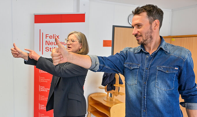 © Peter Sehr | Felix Neureuther und Bürgermeisterin Elisabeth Koch (von Markt Garmisch-Partenkirchen) bei einer Übung zum Augentraining.  