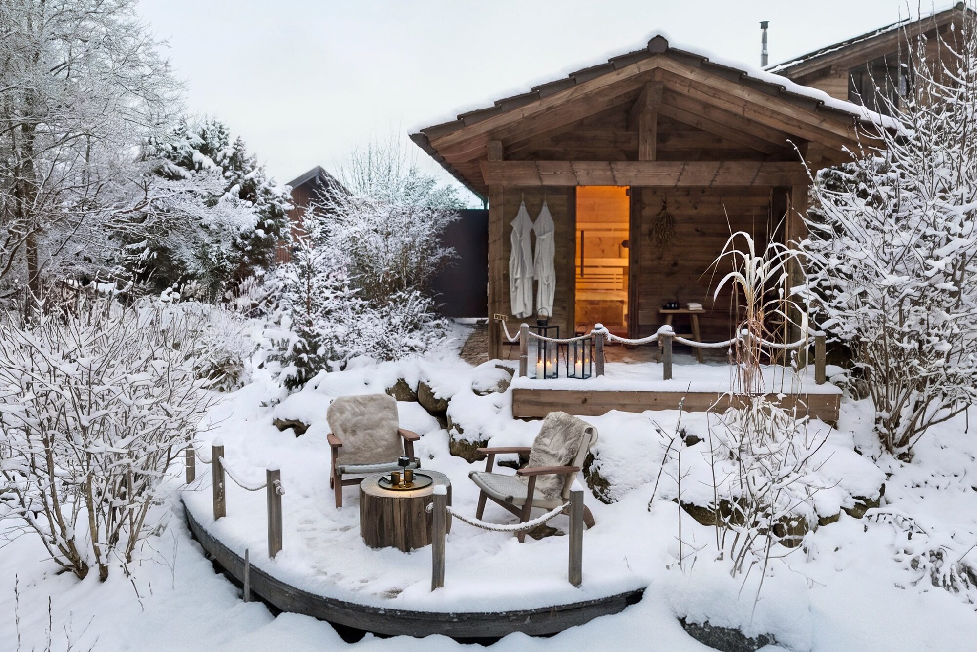 Im Garten mit Saunahaus bist du der Natur ganz nah. Direkt am Grundstück führt ein Bach vorbei und macht das alpine Lebensgefühl komplett. | © Omaze