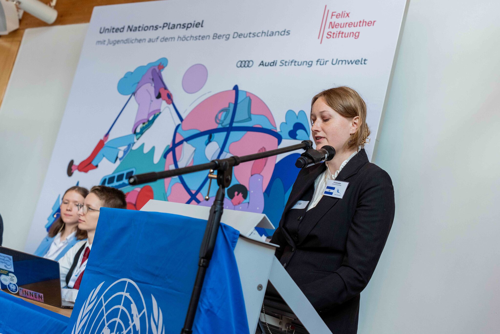 Begrüßung durch die Felix Neureuther Stiftung | © Jonas Melcher